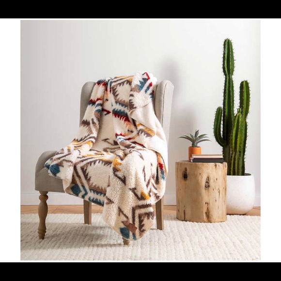 Pendleton Sherpa fleece throw 50”x70” - Picture 2 of 3